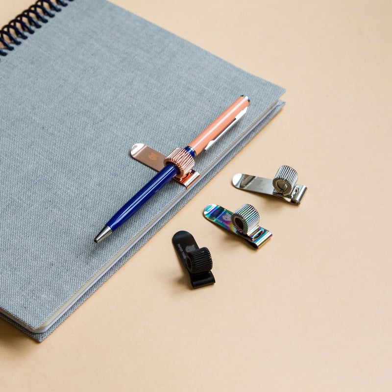 Clip porte crayon en plastique et adhésif - Accessoire pour classeurs